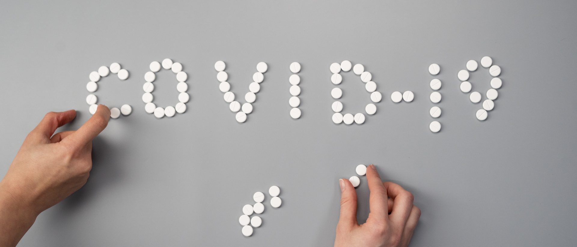 pills-on-gray-background-3923164